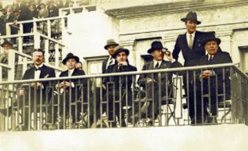 Los Infantes Don Juan y Don Jaime junto al presidente de la Federación española en el palco del Estadio Metropolitano en un partido en 1930.