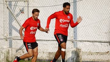 Futbol, entrenamiento de la seleccion chilena.
Los jugadores de la seleccion chilena, Jose Pedro Fuenzalida, izquierda, Jean Beausejour juegan el baln durante el entrenamiento matutino en el complejo deportivo Juan Pinto Duran de Santiago, Chile.
30/12/2016
Marcelo Hernandez/Photosport******
Football, chilean national team training session.
Chile's players Jose Pedro Fuenzalida, left, Jean Beausejour play the ball during training session at the Juan Pinto Duran training center in Santiago, Chile.
30/12/2016
Marcelo Hernandez/Photosport