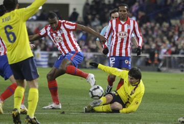 El jugador del Barcelona Messi trata de llevarse el bal¨®n ante el jugador del Atl¨¦tico Perea.