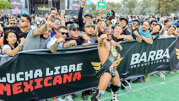 Titán festeja con la gente su triunfo en la lucha por el campeonato del Vive Latino.