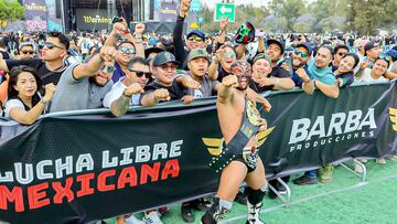 Titán festeja con la gente su triunfo en la lucha por el campeonato del Vive Latino.