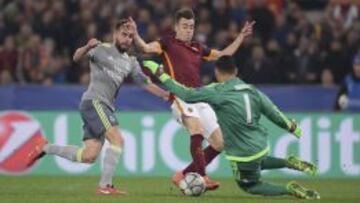 Keylor Navas desbarata una ocasión de El Shaarawy.