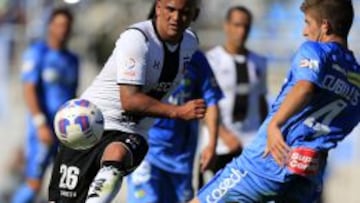 Cubillos marca a Chupete Suazo en el partido contra Colo Colo, en Rancagua.