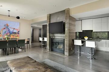 La casa es una de las más caras de los Estados Unidos y de concretarse su venta por este precio sería un récord en Aspen. El anterior lo batió el año pasado el ex jugador profesional de hockey Patrick Dovigi, que compró una mansión con vistas al centro por 72,5 millones. Este mismo año, Tommy Hilfiger se vendió la suya en esta zona por 50 millones.