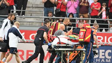 Susto en Francia: un jugador del Lille se desploma tras un brutal choque