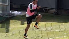 Paredes entrena separado y preocupa a un día del Clásico