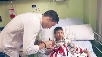 El elemento del Athletic de Bilbao tiene visitas recurrentes a niños con cáncer. De hecho, cada viernes realiza este tipo de gestos que muchos han agradecido.

