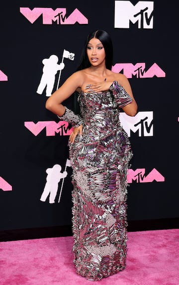 Cardi B llevó a la alfombra un vestido palabra de honor metálico.