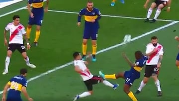 Jan Hurtado fue el autor de esta violenta patada cuando fue a pelear un balón en un tiro de esquina. El árbitro Fernando Rapallini no expulsó al venezolano.