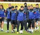 El Barça se entrena a bajo cero en la hierba artificial del Luznikhi
