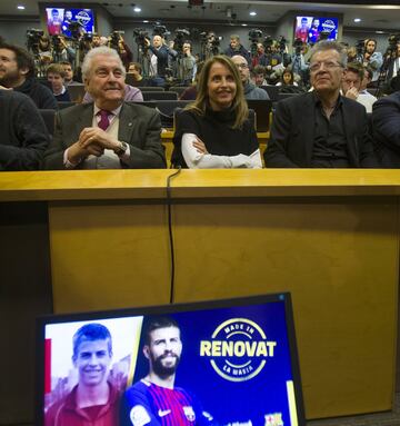 Amador Bernabéu (abuelo de Piqué), Montserrat Bernabéu (madre de Piqué) y Joan Piqué (padre) quisieron acompañar al jugador.