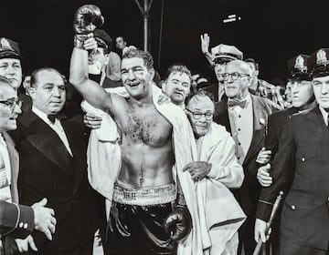 Hasta que lleg車 Floyd Mayweather, Marciano tuvo el mejor r谷cord invicto de la historia del boxeo: 49-0. Sin duda el registro del estadounidense tiene un gran m谷rito, ya que en la 谷poca no se cuidaban carrera y las posibilidades de acabar noqueado en el peso pesado eran muy altas. Fue siete veces campe車n mundial (en sus 迆ltimas peleas) y con 32 a?os sorprendi車 al mundo anunciando su retirada. Falleci車 en 1969, el d赤a antes de cumplir 46 a?os, en un accidente a谷reo.
