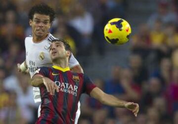 Pepe y fábregas durante el partido de Liga correspondiente a la décima jornada de liga entre el Barcelona y el Real Madrid en el Camp Nou.