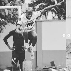 Víctor Osimhen entrena con la playera de los Pumas