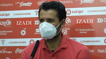 Lolo Escobar, entrenador del CD Mirand&eacute;s, comparece en rueda de prensa.