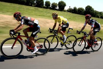 Richie Porte de Australia, Greg Van Avermaet de Bélgica, y el estadounidense Tejay Van Garderen durante la quinta etapa.
