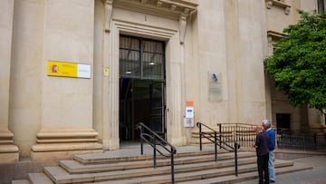 Contribuyentes en la sede de la Delegación especial de la Agencia Tributaria en Sevilla. A 8 de abril de 2026 en Sevilla (Andalucía, España). Este miércoles, 8 de abril, comienza la campaña de la declaración de la renta y Andalucía presenta nuevas deducciones, como las relacionadas por gastos de gimnasio, celiaquía o atención veterinaria, entre otras.
08 ABRIL 2026
Francisco J. Olmo / Europa Press
08/04/2026