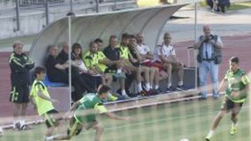 Jordi Alba, Busquets y Piqué ven el entrenamiento desde el banquillo