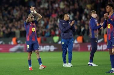 Raphinha saluda tras finalizar el partido.