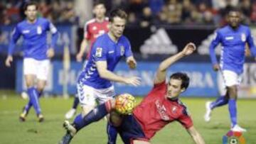 Unai Garc&iacute;a peleando por un bal&oacute;n en el encuentro ante el Oviedo.