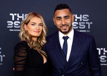 Dimitri Payet y Ludivine Payet del Olimpique de Marsella posando a su llegada a la ceremonia de los Premios The Best. 