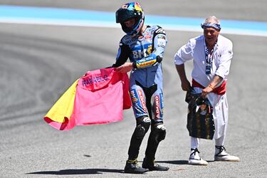 El piloto español Álex Márquez (BK8 Gresini Racing MotoGP) celebra su victoria en la carrera de MotoGP del Gran Premio de España.