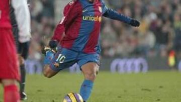 <B>OTRO GOLAZO.</B> Su gol de falta fue lo mejor que hizo Ronaldinho contra el Atlético.