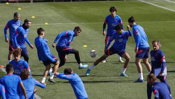 Giménez disputa un balón a un canterano en la última sesión del Atlético antes de viajar a Sevilla para medirse al Betis.