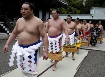 Los luchadores desfilan hacia el 'tatami'. 