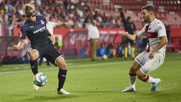 Pablo Maffeo controla el balón durante un amistoso de pretemporada entre el Girona y el Huesca.