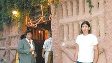 <b>CENA DE CELEBRACIÓN. </b>Pablo posó ayer para AS junto a Casal a las puertas de un céntrico restaurante de Madrid.