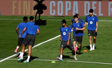 Todo parece indicar que Lamine ha cambiado de look para la final de la Copa del Rey y, en el entrenamiento previo, ha escondido su look para dar la sorpresa en el partido.