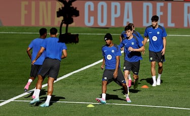 Todo parece indicar que Lamine ha cambiado de look para la final de la Copa del Rey y, en el entrenamiento previo, ha escondido su look para dar la sorpresa en el partido.