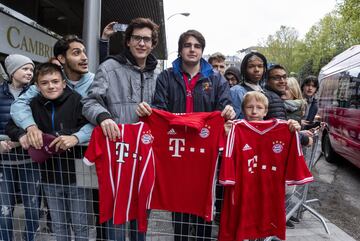Aficionados del Bayern esperan la llegada de los jugadores en las puertas de su hotel. 