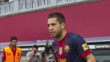 <b>ÍDOLO. </b>Alba, ayer, a su salida al césped del Camp Nou.
