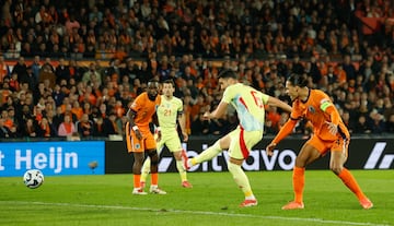 2-2. Derechazo de Nico Williams que repele como puede Bart Verbruggen, el baln se queda en el corazn del rea y Mikel Merino atento marca a placer el tanto del empate.