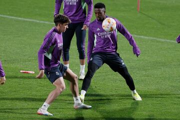 Mario Martín le disputa un balón a Vinicius durante un entrenamiento en las instalaciones del Al Nassr en Riad (Arabia Saudí).