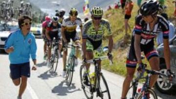 Alberto Contador enlaza con varios fugados en pleno ataque en el Glandon.