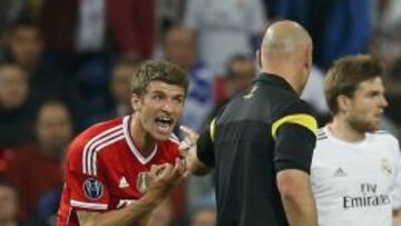 Thomas Müller protesta una acción a Howard Webb.