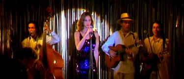 La banda leonesa hacen su rol de músicos en el local donde canta el personaje de Inés Sastre.