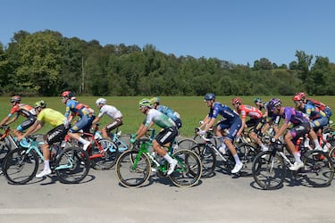 El ciclista estadounidense del equipo Jumbo-Visma, Sepp Kuss, con la camiseta de líder general, en el pelotón durante la etapa 14 de la vuelta ciclista a España de La Vuelta 2023.