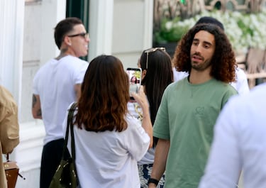 Marc Cucurella, Claudia Rodríguez, Enzo Fernández, João Pedro y su pareja, Khadije Skandar, pasean por las calles de la Madrid.