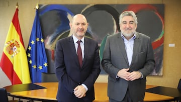 MADRID, 24/02/2025.- El presidente del Consejo Superior de Deportes (CSD), José Manuel Rodríguez Uribes (i), recibe al presidente de la Real Federación Española de Fútbol (RFEF), Rafael Louzán, en el primer encuentro entre ambos dirigentes tras el relevo al frente de ésta, que tuvo lugar a mediados de diciembre, este lunes en la sede del CSD. EFE/CSD/SOLO USO EDITORIAL/SOLO DISPONIBLE PARA ILUSTRAR LA NOTICIA QUE ACOMPAÑA (CRÉDITO OBLIGATORIO)
