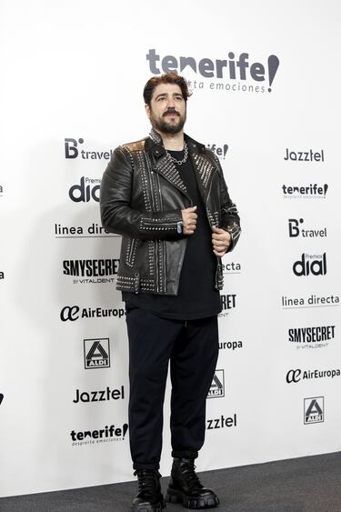 Antonio Orozco posando en la alfombra verde de los Premios Dial 2023.