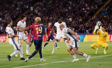 Lamine Yamal tras recortar a Federico Dimarco dispara y Yann Sommer toca el balón parz enviar al larguero de su portería.