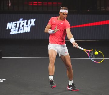 Rafa Nadal, ejecuta un drive desde el fondo de la pista.