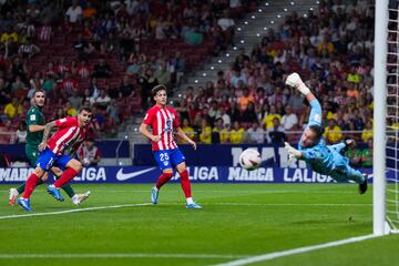 1-2. Ángel Correa remata de cabeza un centro de César Azpilicueta y manda el balón al palo izquierdo de Jeremías Ledesma para recortar distancias.