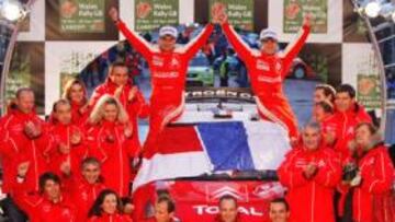 <b>CUATRO DE CUATRO. </b>Una imagen que se ha repetido en los últimos cuatro años: el equipo Citroën festejando con Loeb y su copiloto Elena el título mundial de rallys.