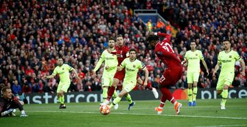 1-0. Divock Origi marcó el primer gol.