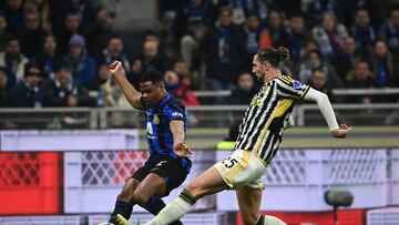 Juventus' French midfielder #25 Adrien Rabiot (R) fights for the ball with Inter Milan's Dutch defender #2 Denzel Dumfries during the Serie A football match between Inter Milan and Juventus at the San Siro stadium in Milan, on February 4, 2024. (Photo by Isabella BONOTTO / AFP)